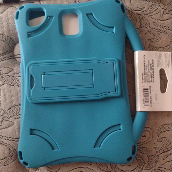 I'm selling a silicone tablet bumper for 7 to 8 in devices - Picture 2 of 2